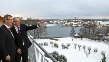 Bundespräsident Christian Wulff (l.) im Gespräch mit Erwin Sellerings, Ministerpräsident Mecklenburg-Vorpommerns, auf einer Terrasse der Klinik Malchower See.