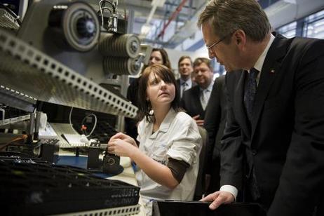 Antrittsbsuch in Nordrhein-Westfalen - Bundespräsident Christian Wulff (r.) im Gespräch mit einer Mitarbeiterin in der Produktion von Lichtlaufscannern bei einem Besuch des Sensorenherstellers SICK AG.