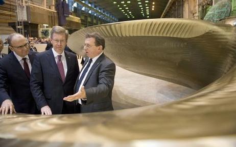 Antrittsbesuch in Mecklenburg-Vorpommern - Bundespräsident Christian Wulff (M.) vor einem Schiffspropeller (l.: Erwin Sellering, Ministerpräsident von Mecklenburg-Vorpommern; r.: Manfred Urban, Geschäftsführer der Mecklenburger Metallguss GmbH).