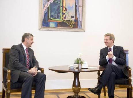 Bundespräsident Christian Wulff (r.) empfängt Michael Spindelegger, Außenminister Österreichs, zu einem Gespräch im Schloss Bellevue.