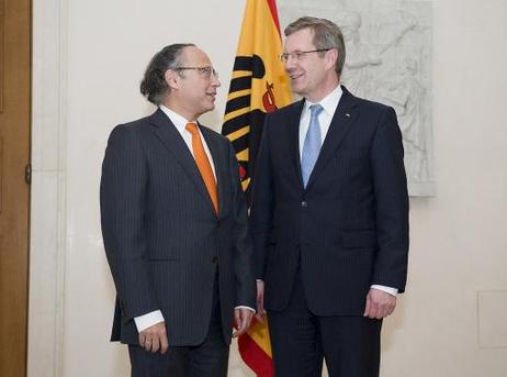 Bundespräsident Christian Wulff im Gespräch mit Dieter Graumann, Präsident des Zentralrats der Juden in Deutschland, im Schloss Bellevue.