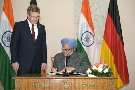 Bundespräsident Christian Wulff empfängt Manmohan Singh, Premierminister Indiens (trägt sich in das Gästebuch ein), zu einem Gespräch im Schloss Bellevue.
