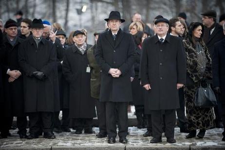 Bundespräsident Christian Wulff und Bronislaw Komorowski, Präsident Polens (beide M.) nehmen in der Gedenkstätte Auschwitz-Birkenau (im ehemaligen Konzentrationslager Auschwitz II) an einer Feierstunde anlässlich des 66. Jahrestages der Befreiung des Lage