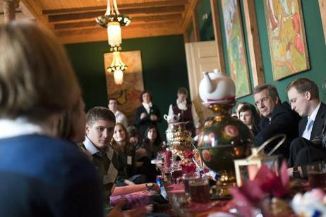 Bundespräsident Christian Wulff (2.v.r.) im Gespräch mit russischstämmigen Jugendlichen zum Thema Integration in der Tadschikischen Teestube im Palais am Festungsgraben.