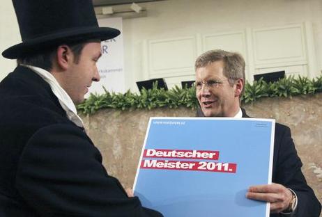 Bundespräsident Christian Wulff (r.) überreicht dem Schornsteinfegermeister Steffen Möller seinen Meisterbrief während einer Meisterfeier der Handwerkskammer Rhein-Main in der Frankfurter Paulskirche.