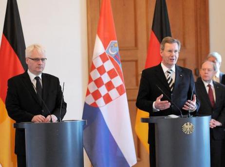 Bundespräsident Christian Wulff (r.) und Ivo Josipovic, Präsident Kroatiens, während einer gemeinsamen Pressekonferenz im Schloss Bellevue.