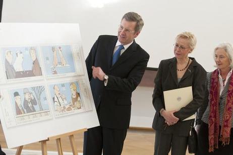 Bundespräsident Christian Wulff bei der Vorstellung der Wohlfahrtsbriefmarken (Motive von Loriot) im Schloss Bellevue (r.: Donata Schenck zu Schweinsberg, Präsidentin der Bundesarbeitsgemeinschaft der Freien Wohlfahrtspflege).