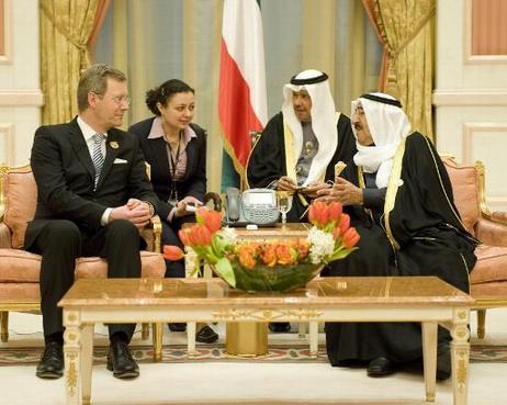 Bundespräsident Christian Wulff im Gespräch mit dem kuwaitischen Emir, Scheich Sabah Al-Ahmad Al-Sabah, im Bayan-Palast