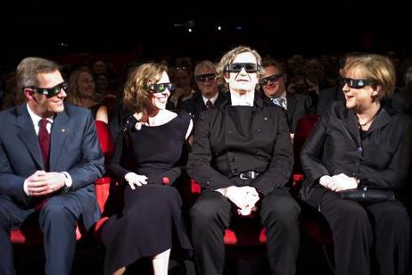 Bundeskanzlerin Angela Merkel im Gespräch mit Bundespräsident Christian Wulff bei der Premiere des 3D-Tanzfilms "Pina" im Berlinale Palast (M.: Regisseur Wim Wenders und seine Frau Donata; alle mit 3D-Brille).