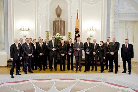 Bundespräsident Christian Wulff (M.)mit Richterinnen und Richtern des Bundesverfassungsgerichts (4.v.r.: Sabine Leutheusser-Schnarrenberger, Bundesministerin der Justiz; M.l.: Andreas Voßkuhle, Präsident des Bundesverfassungsgerichts).