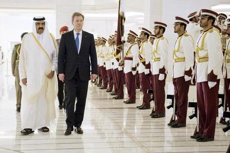 Bundespräsident Christian Wulff wird von Scheich Hamad bin Khalifa AlThani, Emir von Katar, mit militärischen Ehren in dessen Amtssitz empfangen.