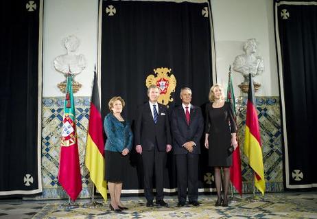 Bundespräsident Christian Wulff (2.v.l.) und seine Frau Bettina (r.) werden von Anibal Cavaco Silva, Präsident Portugals und seiner Frau Maria im Amtssitz des Preäsidenten empfangen.