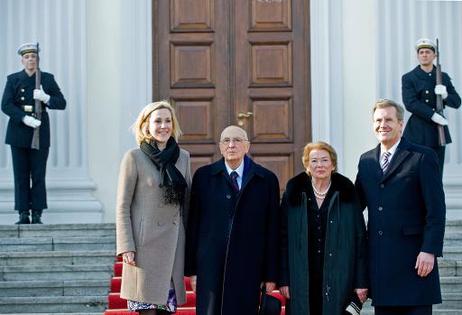 Bundespräsident Christian Wulff und seine Frau Bettina empfangen Giorgio Napolitano, Präsident Italiens und seine Frau Clio (beide M.) vor dem Schloss Bellevue.