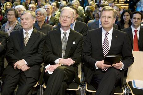 Bundespräsident Christian Wulff (r.) bei einem Kongress "Biedermeier oder Bürgertum ¿ Neues Miteinander in der Gesellschaft" der ZEIT-Stiftung Ebelin und Gerd Bucerius und der Konrad-Adenauer-Stiftung im Kino "Kosmos" (l.: Altbundespräsident Horst Köhler;