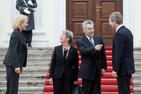 Bundespräsident Christian Wulff und seine Frau Bettina empfangen Heinz Fischer, Bundespräsident Österreichs und seine Frau Margit (beide M.), vor dem Schloss Bellevue.