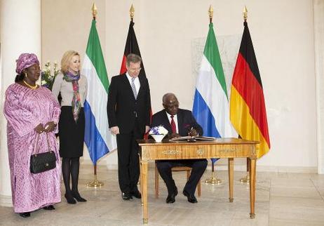 Bundespräsident Christian Wulff und seine Frau Bettina empfangen Ernest Bai Koroma, Präsident von Sierra Leone (trägt sich in das Gästebuch ein) und seine Frau Sia Nyama zu einem Gespräch im Schloss Bellevue.