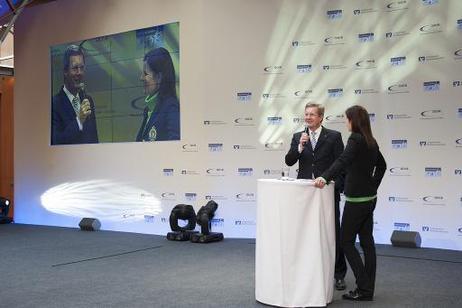 Bundespräsident Christian Wulff (mit Mikrofon) im Gespräch mit Moderatorin Katrin Müller-Hohenstein bei der Verleihung der "Sterne des Sports" in der DZ-Bank.