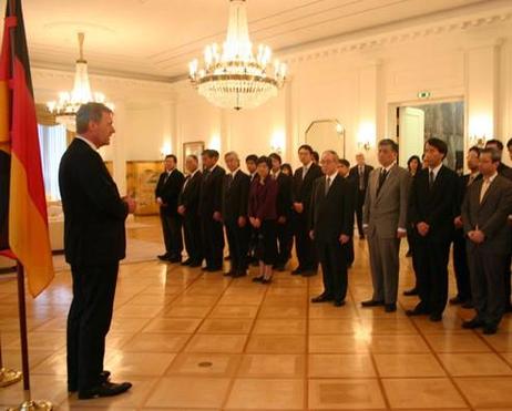 Bundespräsident Christian Wulff spricht vor den Mitarbeiterinnen und Mitarbeitern der japanischen Botschaft