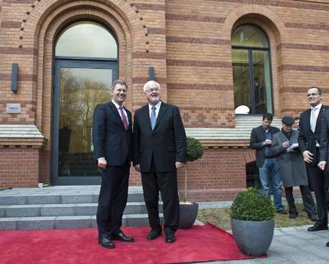 Antrittsbesuch in Schleswig-Holstein - Bundespräsident Christian Wulff und der Ministerpräsident von Schleswig-Holstein, Peter Harry Carstensen, vor dem Gästehaus der Landesregierung 