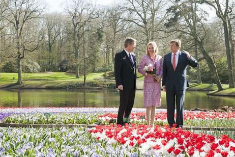 Bettina Wulff (mit Blumenstrauß) nach der Eröffnung der internationalen Blumenausstellung Keukenhof, dessen Partnerland in diesem Jahr Deutschland ist (l.: Bundespräsident Christian Wulff; r.: Kronprinz Willem-Alexander).