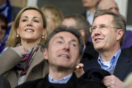 Bundespräsident Christian Wulff und seine Frau Bettina im Gespräch beim Meisterschaftsspiel zwischen dem 1. FFC Turbine Potsdam und dem SG Essen-Schönebeck im Karl-Liebknecht-Stadion.