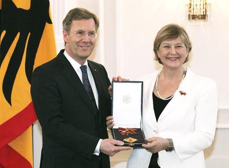 Bundespräsident Christian Wulff verleiht an Marianne Birthler, ehemalige Bundesbeauftragte für die Unterlagen des Staatssicherheitsdienstes der ehemaligen DDR, das Große Verdienstkreuz mit Stern im Schloss Bellevue.