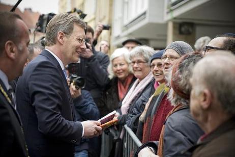 Bundespräsident Christian Wulff (M.) im Gespräch mit Bürgern bei einem Besuch in Osnabrück.