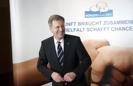 Bundespräsident Christian Wulff vor einem Plakat der Auftaktveranstaltung des Bürgerforums 2011 in der Nailaer Frankenhalle.