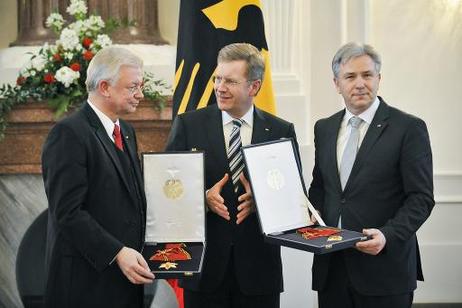 Bundespräsident Christian Wulff (M.) verleiht den Verdienstorden der Bundesrepublik Deutschland an Roland Koch, Ministerpräsident Hessens a.D. (l.) und Klaus Wowereit, Regierender Bürgermeister von Berlin, im Schloss Bellevue.