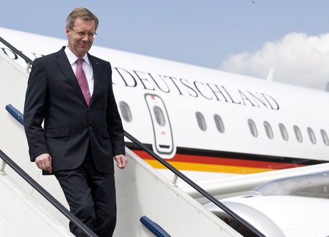 Bundespräsident Christian Wulff steigt aus dem Flugzeug (Archiv)