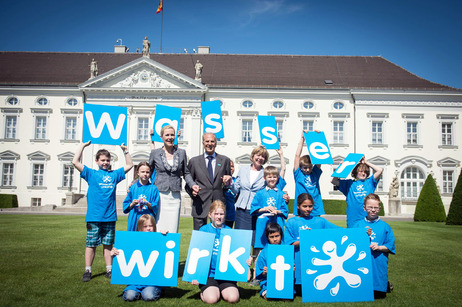 Aktionstag "Wasser wirkt" mit Daniela Schadt und der früheren Schirmherrin Bettina Wulff sowie Schülerinnen und Schülern vor Schloss Bellevue