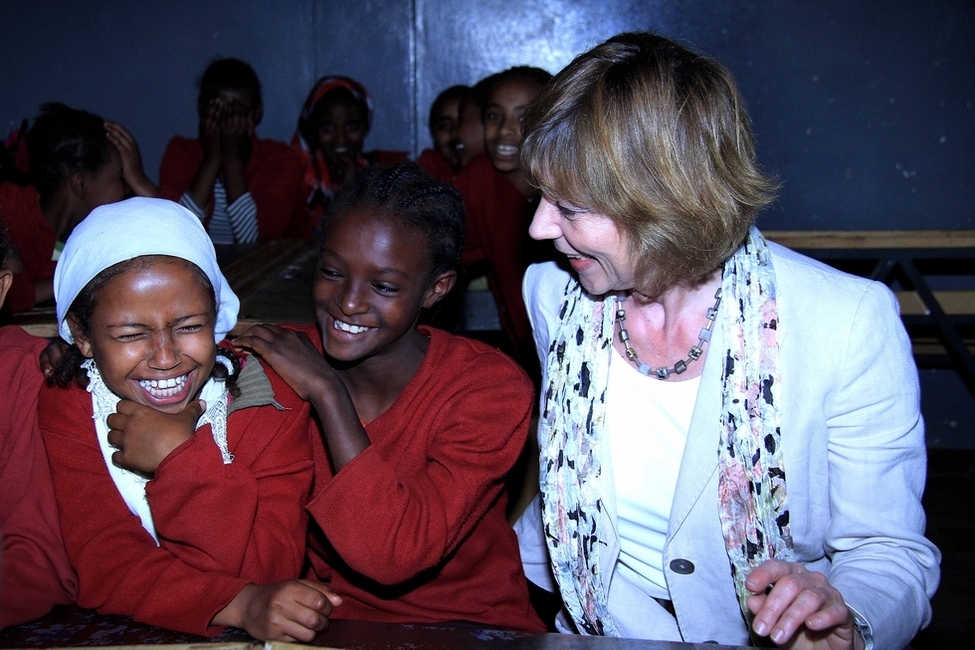 Daniela Schadt mit Schul- und Kindergartenkinder von Äthiopiens ältestem Waisenhaus Daniela Schadt mit Schul- und Kindergartenkinder von Äthiopiens ältestem Waisenhaus