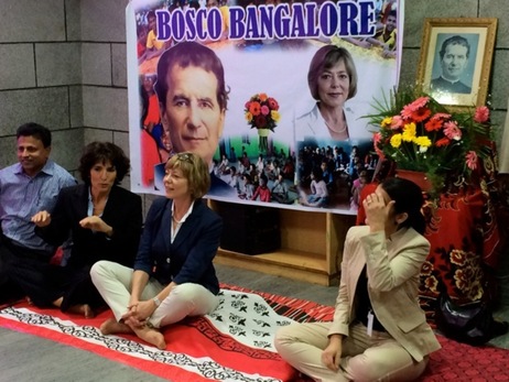 Daniela Schadt im Austausch über das von den Salesianern von Don Bosco betriebene Kinderheim in Bangalore