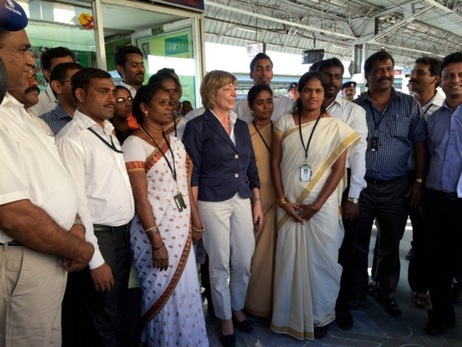 Daniela Schadt im Gespräch mit Mitarbeitern von der Anlaufstation von Don Bosco für Straßenkinder am Bahnhof von Bangalore