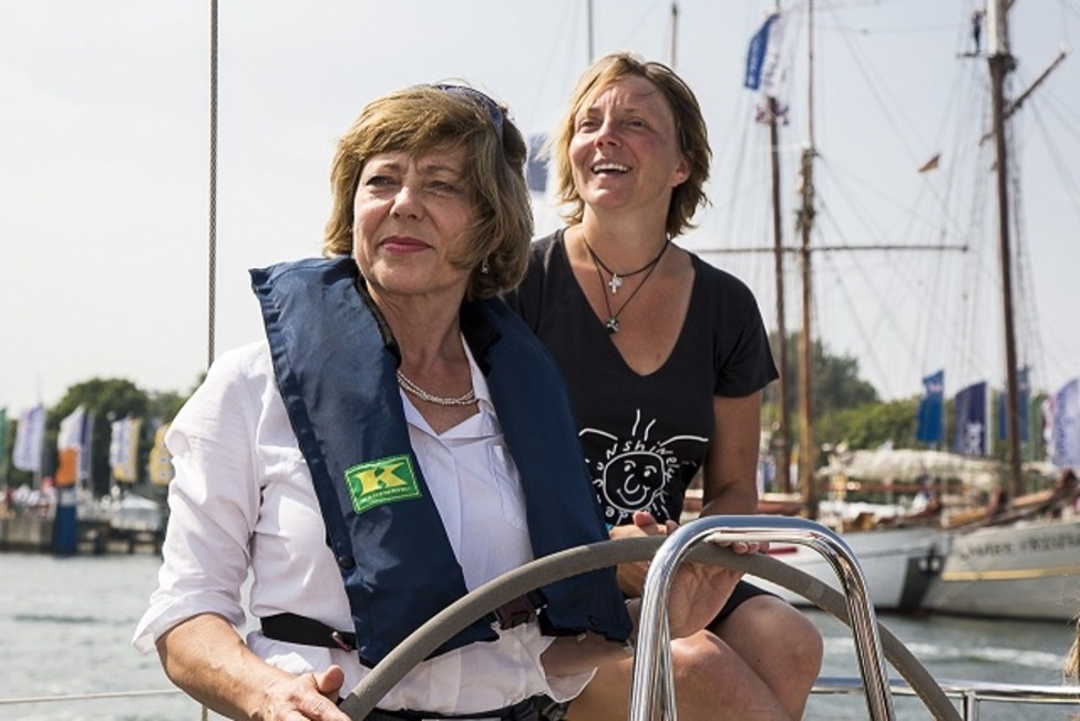 Daniela Schadt segelt auf der Trave mit der Hoffnungsflotte für Deutschland