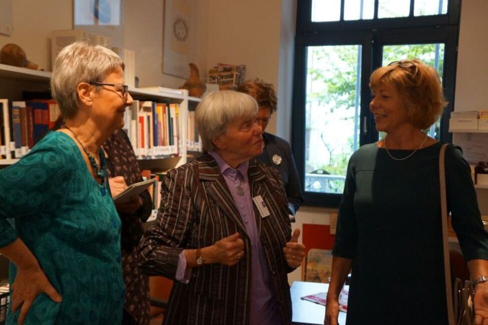 Daniela Schadt bei einem Rundgang durch die Ausstellung  mit Clara Wittköpper (li) und Annette Kuhn (mi) anlässlich des Besuchs des Hauses der FrauenGeschichte