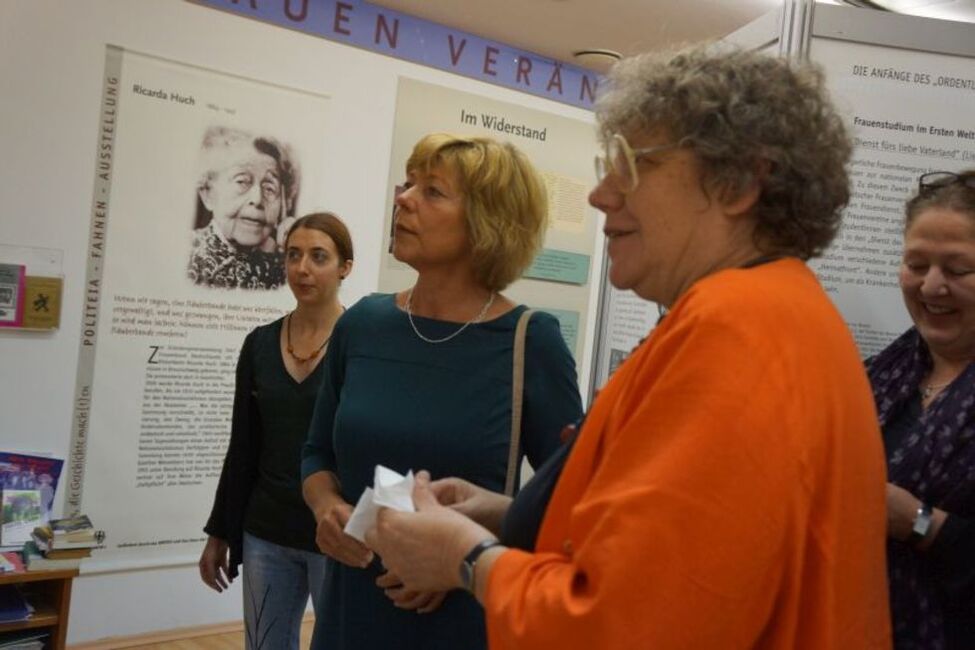 Daniela Schadt bei einem Rundgang durch die Ausstellung anlässlich des Besuchs des Hauses der FrauenGeschichte