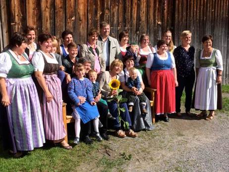 Daniela Schadt im Austausch mit den Dorfhelferinnen anlässlich ihres Besuchs der Landfrauen im Landkreis Weilheim-Schongau