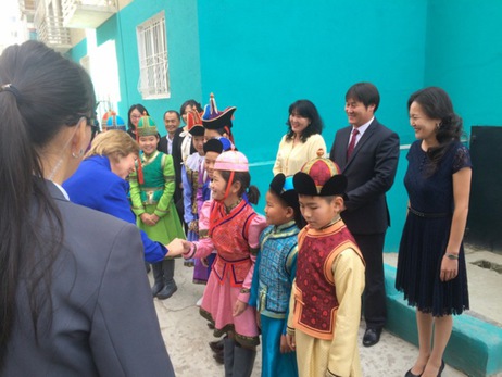 Daniela Schadt beim Rundgang durch das Waisenhaus 'Zentrum fürsorgliche Familie' der Bolor-Stiftung im Rahmen des Staatsbesuchs in der Mongolei