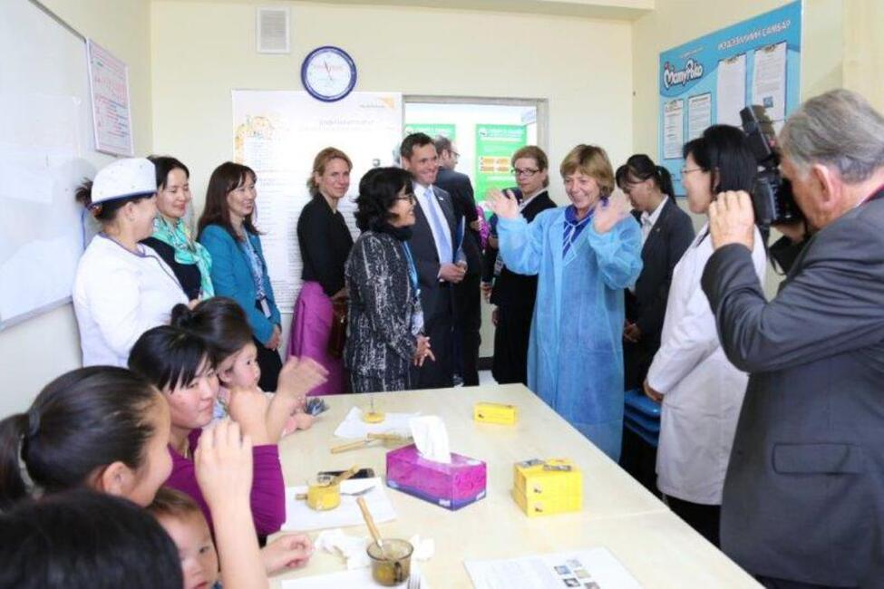 Daniela Schadt beim Besuch des Schulungsraums für frühkindliche Ernährung im UNICEF-Gesundheitszentrum im Rahmen des Staatsbesuchs in der Mongolei