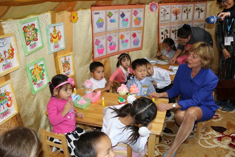 Daniela Schadt im Austausch mit Kindern des UNICEF-Kindergartens im Rahmen des Staatsbesuchs in der Mongolei