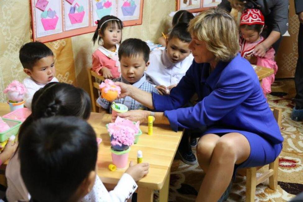 Daniela Schadt beim gemeinsamen Basteln mit Kindern des UNICEF-Kindergartens im Rahmen des Staatsbesuchs in der Mongolei