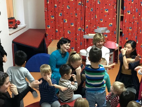 Daniela Schadt und Mai Thi Hanh beim gemeinsamen Spielen mit Kindern der deutsch-vietnamesischen Kindertagesstätte 'An der alten Kastanie' in Berlin