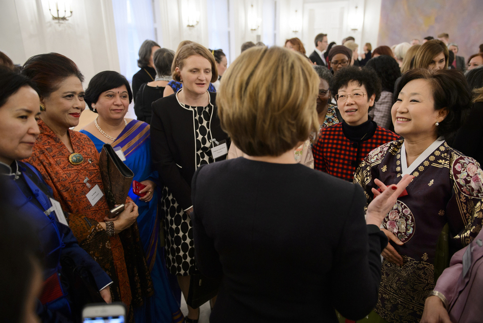 Daniela Schadt beim Austausch mit Partnerinnen des Diplomatischen Korps anlässlich des Neujahrsempfangs im Großen Saal