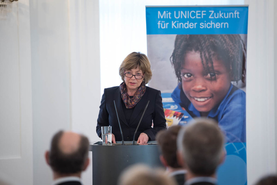 Daniela Schadt hält eine Rede beim UNICEF-Neujahrsgespräch 'Kinder aus Krisenregionen – wie verhindern wir eine verlorene Generation'