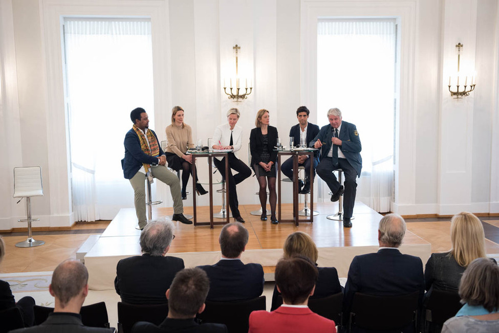 Gesprächsrunde beim UNICEF-Neujahrsgespräch 'Kinder aus Krisenregionen – wie verhindern wir eine verlorene Generation' mit Fetsum Sebhat, Anja Reschke, Moderatorin Conny Czymoch, Freya von Groote, Jaafar Abdul-Karim und Albrecht Brömme im Großen Saal