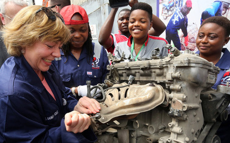 Daniela Schadt bei der Demonstration einer Motorreparatur anlässlich des Besuchs der 'Lady Mechanic Initiative' in Lagos, Nigeria