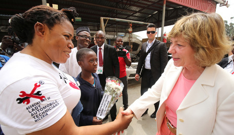 Daniela Schadt beim Austausch vor der Werkstatt anlässlich des Besuchs der 'Lady Mechanic Initiative' in Lagos, Nigeria