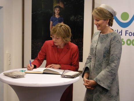 Daniela Schadt und Königin Mathilde beim Eintrag in das Goldene Buch der Initiative 'Child Focus' in Brüssel im Rahmen des Staatsbesuchs im Königreich Belgien