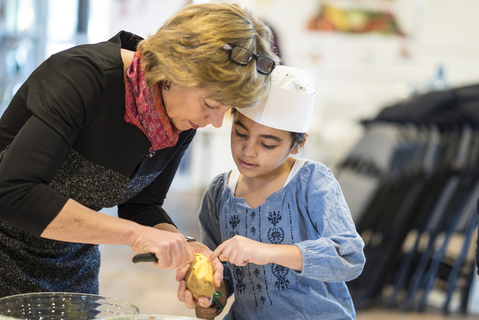 Daniela Schadt kocht gemeinsam mit Schülerinnen und Schülern einer Willkommensklassen der Ahorn-Grundschule des Berliner Bezirks Treptow-Köpenick im FEZ